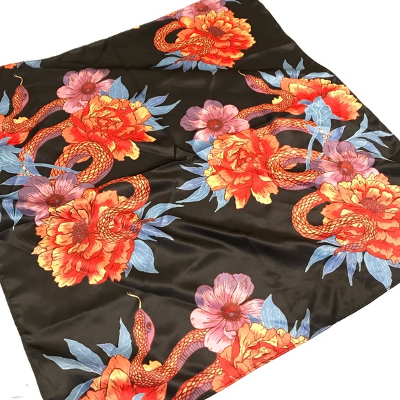 Urban Outfitters Bandana Headscarf Snake Floral - Picture 4 of 6
